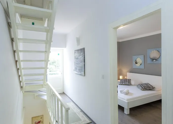 Klarisa Cozy Holiday Home With Private Garden